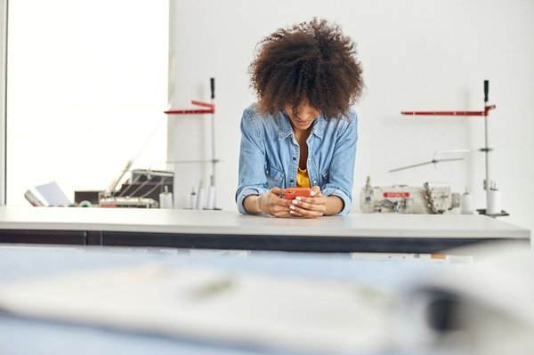 Where can budget travelers find affordable surf lessons on the Cornish coast?